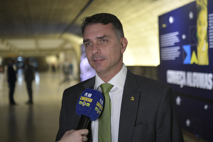 Au Brésil, le candidat d'extrême droite Flávio Bolsonaro devance Lula au premier tour de la présidentielle
