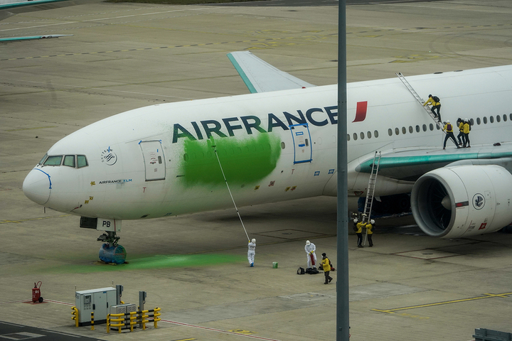 Avion repeint en vert&nbsp;: les militants de Greenpeace condamnés à des amendes symboliques en appel